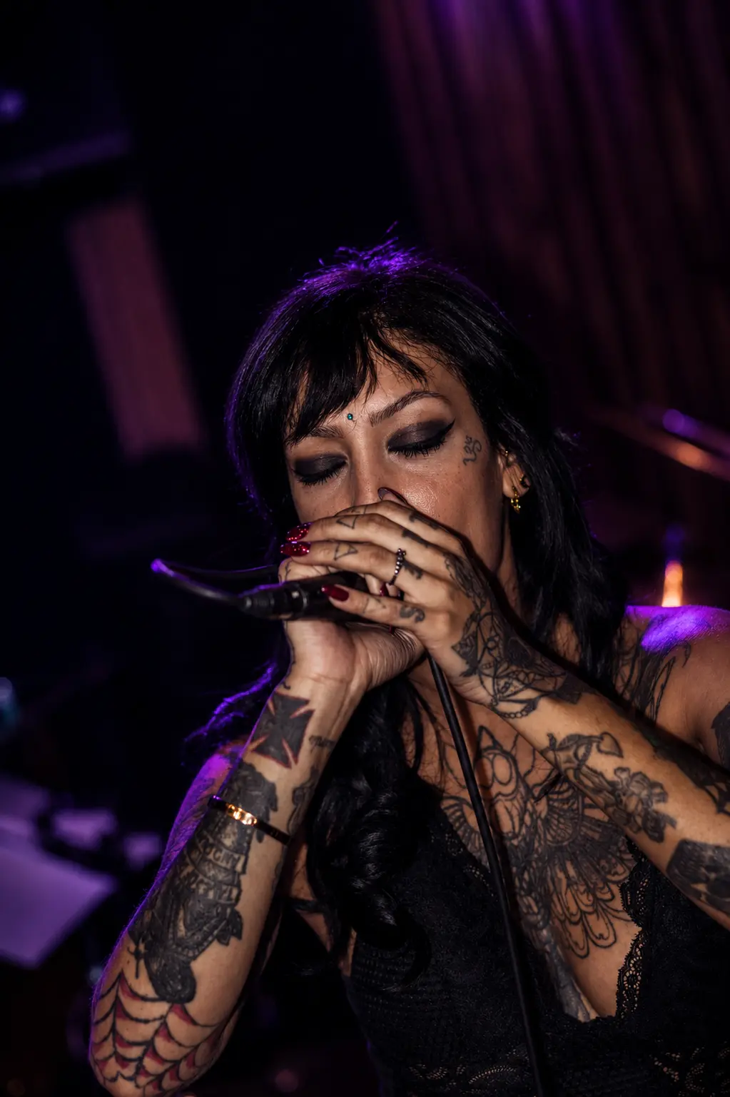 Vocalista da Pitty Experience durante apresentação
