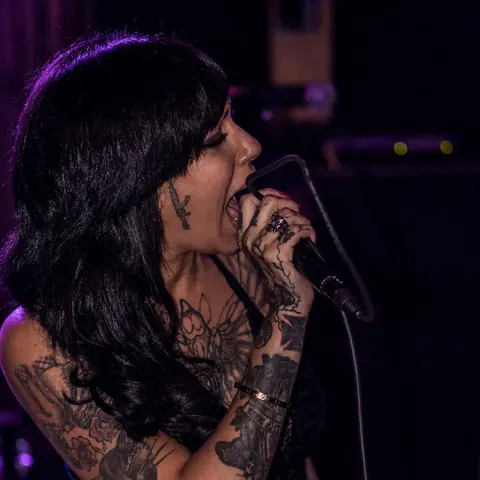 Vocalista da Pitty Experience no palco